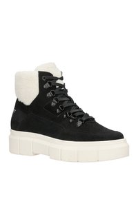 Zwarte suede high-top sneaker met een witte nepbont kraag, dikke witte zool, metalen oogjes en zwarte veters. De textuur is glad met luxe accenten.