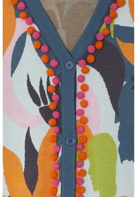 Wielokolorowy kardigan z odważnymi wzorami kwiatowymi, niebieskim zapięciem na guziki oraz wykończeniem z wielokolorowych pomponów wzdłuż dekoltu.