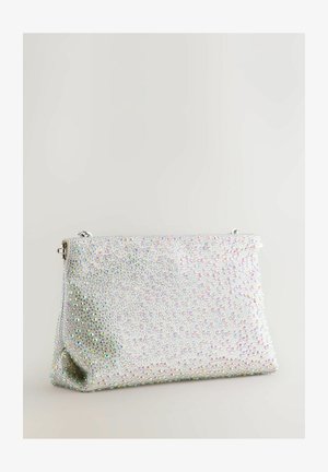 Silverfärgad clutchväska täckt med små iriserande strassstenar. Har dragkedja och en strukturerad form med en plan botten.