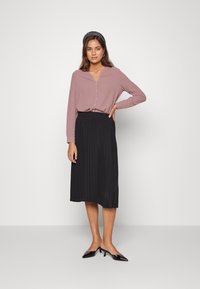 ONLY ONLMETTE FALLOW - Blusa com botões - elderberry