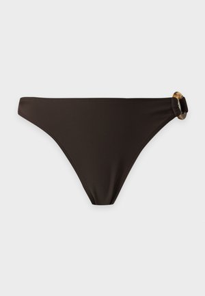 Donkerbruine bikinibroek met een eenvoudig ontwerp en een detail van een schildpadring aan één kant tegen een witte achtergrond.