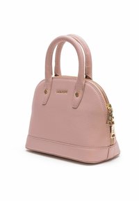 Bolso de mano de cuero rosa con forma redondeada, hardware dorado, dos asas superiores y cierre de cremallera. Exterior texturizado y detalle del logo visible.