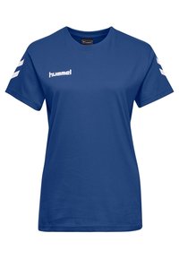 Camiseta de manga corta azul hecha de algodón, con cuello redondo, logotipo blanco en el frente y acentos en chevron blancos en las mangas.