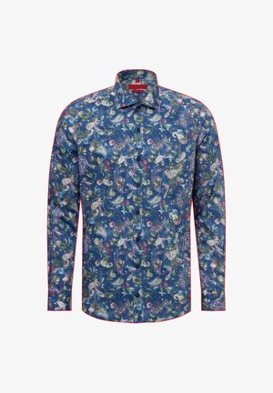 Blaue gemusterte Hemd mit Paisley- und Blumendesigns, langen Ärmeln, einem Button-Down-Kragen und kontrastierendem roten Stitching entlang der Nähte.