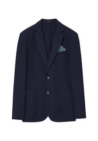 Blazer blu navy con una finitura testurizzata, due tasche frontali e un fazzoletto da taschino a fantasia con disegni geometrici blu e bianchi.