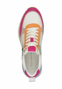 Multicolore sneaker met witte leren, oranje en roze accenten, een getextureerd grijze paneel, witte veters en een trekhaak aan de hiel.