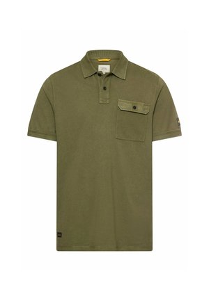 Oliwkowa koszulka polo z krótkim rękawem, z kieszenią na piersi zapinaną na guziki, kołnierzykiem oraz plisą z dwoma guzikami.