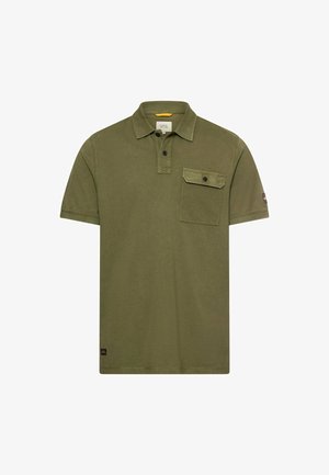 Oliwkowa koszulka polo z krótkim rękawem, z kieszenią na piersi zapinaną na guziki, kołnierzykiem oraz plisą z dwoma guzikami.
