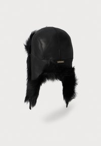 Gorro de aviador de cuero negro con forro de piel sintética negra y solapas para las orejas, sobre un fondo blanco liso.