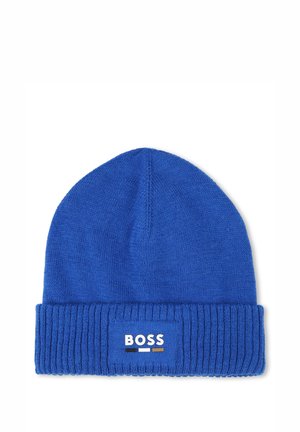 Bonnet en tricot bleu avec un poignet côtelé, arborant une étiquette blanche avec le logo "BOSS". Texture douce, sommet arrondi et ajustement élastique.
