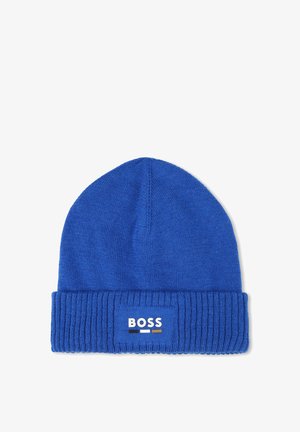 Bonnet en tricot bleu avec un poignet côtelé, arborant une étiquette blanche avec le logo "BOSS". Texture douce, sommet arrondi et ajustement élastique.