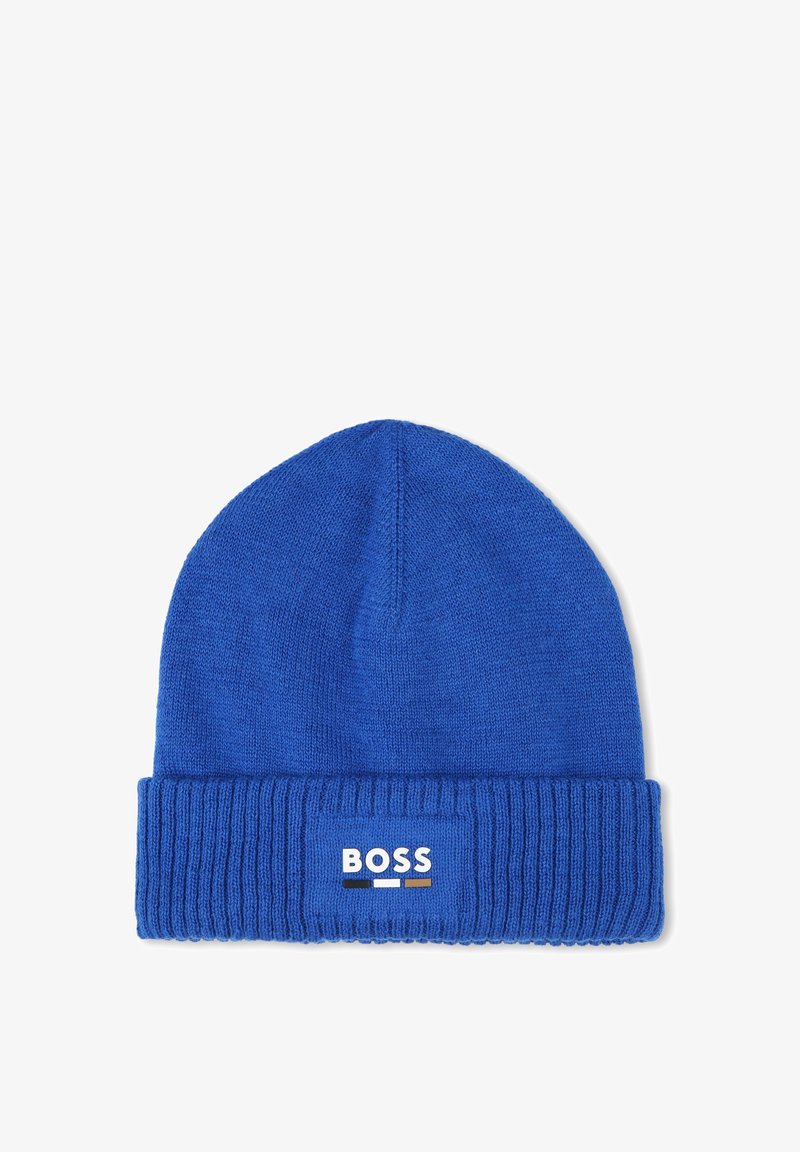 Bonnet en tricot bleu avec un poignet côtelé, arborant une étiquette blanche avec le logo "BOSS". Texture douce, sommet arrondi et ajustement élastique.