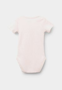 Body dla niemowląt z krótkim rękawem, wykonane z miękkiej, lekkiej bawełny w jasnoróżowym kolorze. Posiada okrągły dekolt oraz napy na dole, co ułatwia zmianę pieluchy.