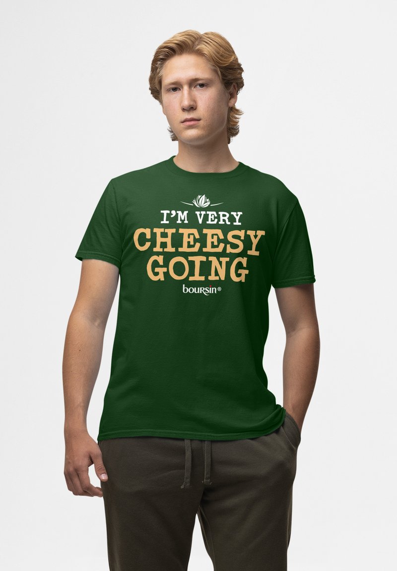 Zelené bavlněné tričko s nápisem "JSEM VELMI SÝROVÝ" vytištěným žlutou a bílou barvou, nad textem je malý akcent listu.