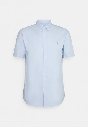 Camicia azzurra chiara a maniche corte con bottoni, realizzata in cotone, dotata di colletto classico e di un piccolo logo ricamato sul petto.