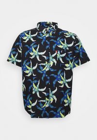 Chemise à manches courtes avec boutons, en tissu noir présentant un motif floral coloré avec des accents bleus, blancs et jaunes. Col classique et poche poitrine.