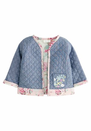 Gewatteerd babyjasje in blauwe spijkerstof met een voering in bloemmotief. Voorzien van een voorzak met bloemborduurwerk en roze randafwerking.