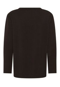 Camiseta de manga larga en marrón oscuro, hecha de una tela suave. Presenta un escote redondeado y un dobladillo recto, sin patrones ni acentos visibles.