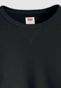 Sudadera negra de cuello redondo hecha de mezcla de algodón, con textura acanalada, costuras planas y una pequeña etiqueta con el logo de "Levi's" en el interior del cuello.