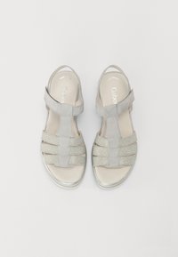 Grå sandaler med en teksturert semsket overdel, med glitrende stropper og rund tå. Innvendig har de lett polstring. Klassisk design.