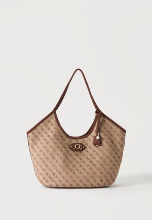 Sac cabas Guess beige et marron à motifs avec une bandoulière unique, plaque logo et petite étiquette suspendue sur un fond neutre.