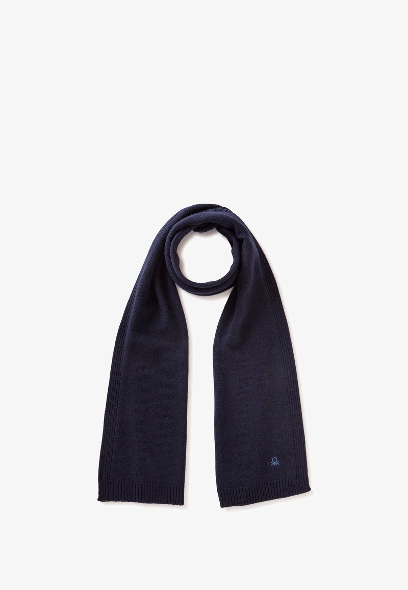 Sciarpa blu navy realizzata in tessuto morbido, con una texture a costine alle estremità e un piccolo logo accentato vicino al bordo.