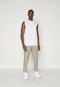 Nike Performance PANT CARGO - Outdoorové nohavice - light army/black