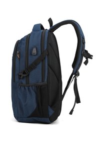 Sac à dos multipoches bleu et noir avec des bretelles rembourrées, poche latérale en mesh et boucle de ceinture, présenté de côté sur fond blanc.