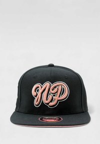 Musta lippalakki, jossa on kaareva lippa ja nostetut, brodeeratut kirjaimet "NP" vaaleanpunaisena ja valkoisena. Tekokuituinen kangas, jossa on sivuilla tuuletusaukot.