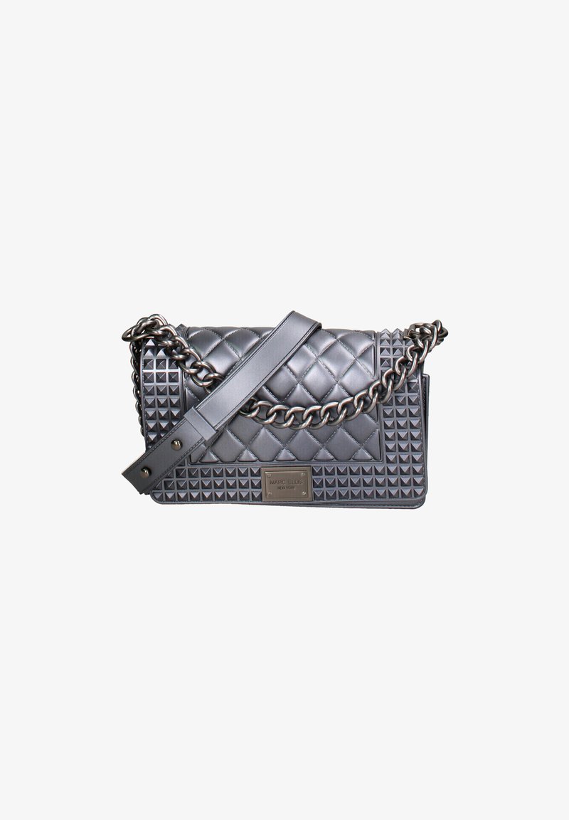 Gequilted grijze leren handtas met gestudde accenten, kettingriem en merkembleem. Heeft een rechthoekige vorm en een gestructureerd oppervlak.