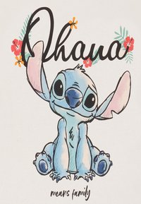 Ilustracja kreskówkowa niebieskiego stwora z dużymi uszami i dużymi oczami, otoczonego kwiatowymi akcentami, z napisem "Ohana oznacza rodzinę".
