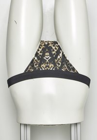 Parte de baixo de bikini com padrão de leopardo, cós preto, design triangular, textura de tecido suave, e um padrão impresso contínuo.