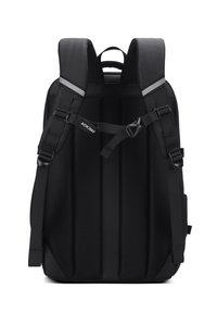 Sac à dos noir avec des bretelles rembourrées et texturées, plusieurs compartiments et une quincaillerie ajustable. Présente des accents réfléchissants et une base renforcée.