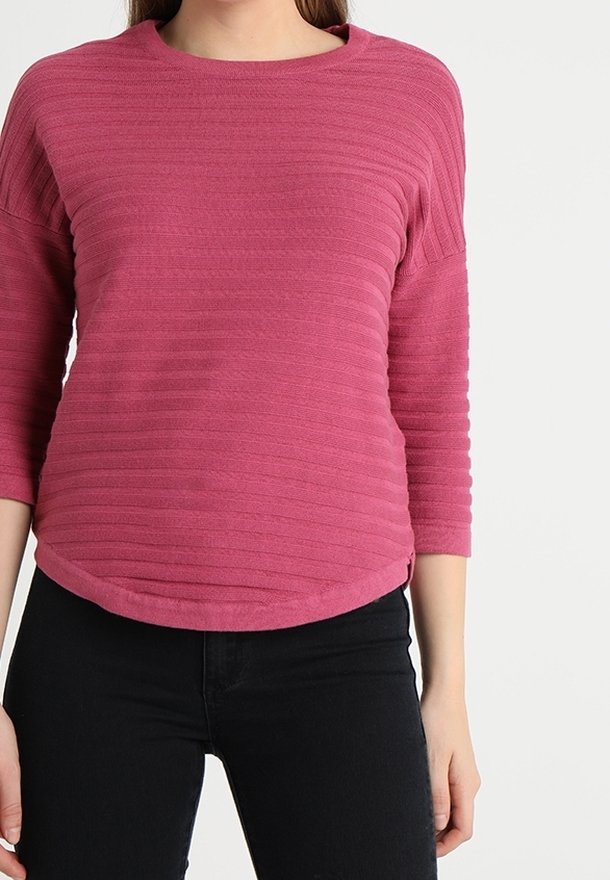 Różowy sweter ribbed z rękawami o długości 3/4, okrągłym dekoltem i luźnym krojem. Tekstura ma poziome paski, elegancka i gładka.