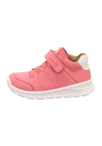 Rosa Sportschuh mit Obermaterial aus Wildleder und Mesh, Klettverschluss, weißer Gummisohle und dekorativen Perforationen für Atmungsaktivität.