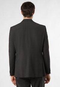 Dunkelgraue, taillierte Anzugjacke mit einer Rückenöffnung, schmalen Revers, strukturierten Schultern und geknöpften Manschetten. Glatte Textur mit subtilen Mustern.