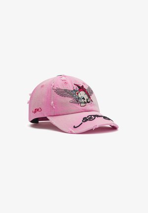 Casquette de baseball rose délavée avec broderie d'un crâne ailé et nœud rouge, ainsi qu'une écriture stylisée noire sur la visière avant.