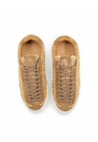 Sneakers in suede beige con upper texturizzato e peloso, lacci piatti e suola in gomma bianca. Marchio distintivo sulla soletta.