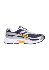 Sneaker sportiva con tomaia in mesh blu navy, accenti sintetici argentati, dettaglio del logo giallo e suola bianca con battistrada in gomma nera.