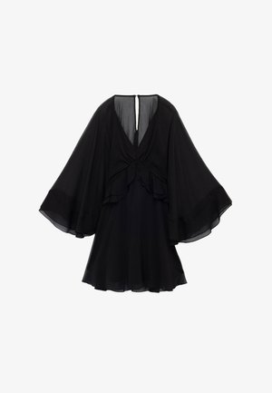 Robe en chiffon noir avec des manches larges et fluides et un décolleté en V. Présente des volants superposés à l'avant et une fermeture dans le dos.