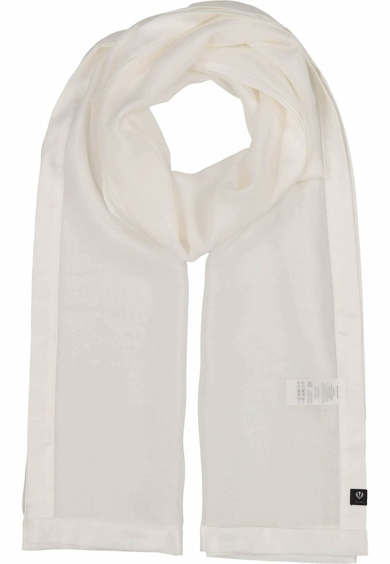 Écharpe blanche en tissu doux, avec une texture lisse et un éclat satiné. Présente des bords cousus et une petite étiquette de marque noire.