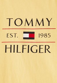 Tommy Hilfiger FLAG UNISEX - T-shirt med print - citronella