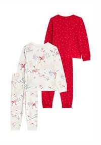 To sæt børnepyjamas: det ene i creme med fugle- og hjerteprints, det andet rødt med hvide prikker. Begge har lange ærmer og bukser.