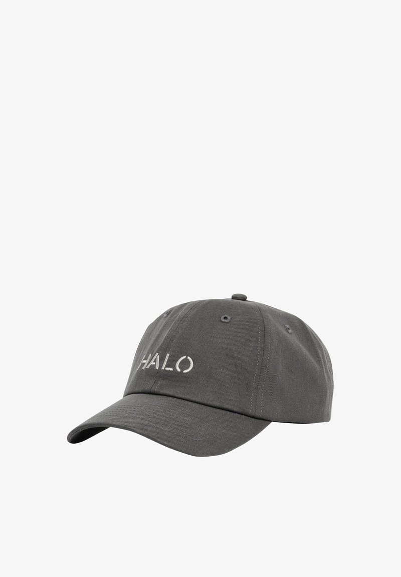 Graue Baseballmütze mit weiß gesticktem Text "HALO" auf der Vorderseite, schräg positioniert, um den Schirm und die Nähdetails zu präsentieren.