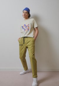 New Balance LONG HAUL PANT - Pantalones cargo - camel