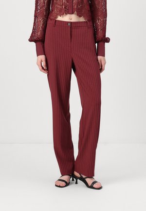 Pantalon bourgogne à rayures avec une jambe droite, doté d'une fermeture à bouton, de poches latérales et d'une coupe ajustée. Tissu à texture lisse.