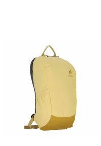 Zaino giallo e grigio realizzato in un tessuto leggero e liscio. Dotato di spallacci regolabili e una maniglia superiore, con un discreto logo del brand sulla parte anteriore.