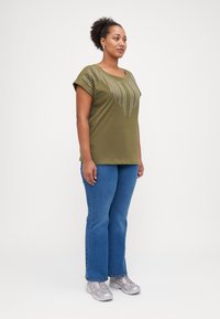 ONLY Carmakoma CARLULA O NECK RHINESTONE - Apdrukāts T-krekls - winter moss