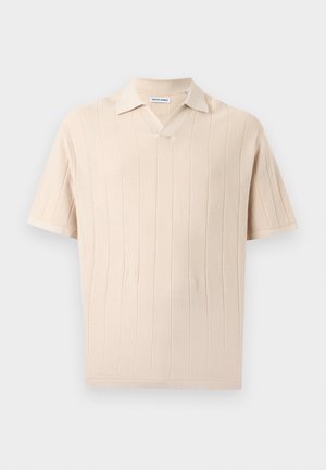 Μπεζ κοντομάνικο πλεκτό πόλο με κάθετες ραβδώσεις και μικρό V-λακαριστό γιακά, εμφανίζεται σε ουδέτερο φόντο.