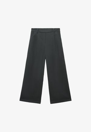 Pantaloni neri a gamba larga realizzati in tessuto morbido. Presentano una vita alta, pieghe frontali e tasche laterali inclinati per una maggiore funzionalità.